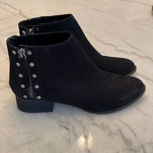 Vince Camuto Women’s Black Suede Studded Zip Ankle Boots Sz 9M.